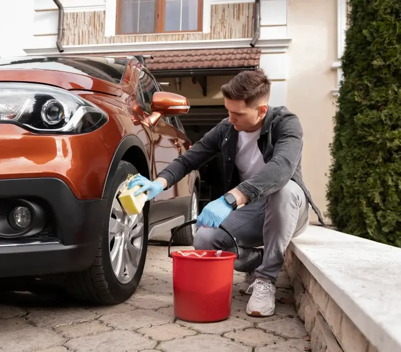 Lavage auto à domicile Fontenille-Saint-Martin-d'Entraigues : professionnel intervenant sur un véhicule